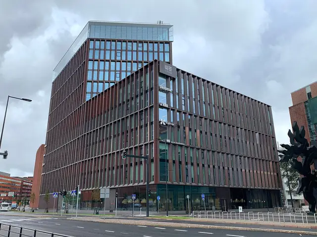 We Land, the 14-storey office building at Itämerenkatu 25 in Ruoholahti, seen from Porkkalankatu; Demo is on its top (14th) floor, the restaurant itself is not visible