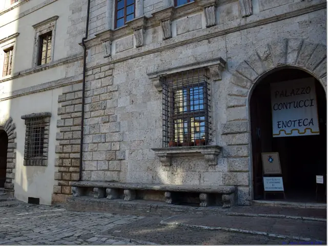 Palazzo Contucci in Montepulciano: the arched entrance with the 'Palazzo Contucci Enoteca' sign (1618 px)