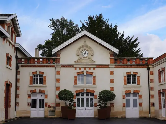 Krug's house in Reims: the white-and-brick courtyard with its clock pediment